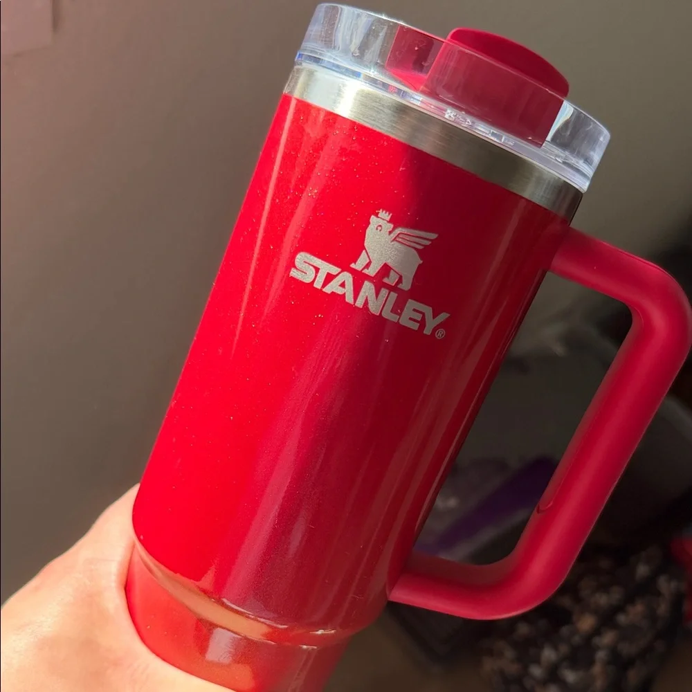 Stanley x e.l.f Red Travel Mug with Handle and Clear Lid - Picture 2 of 7